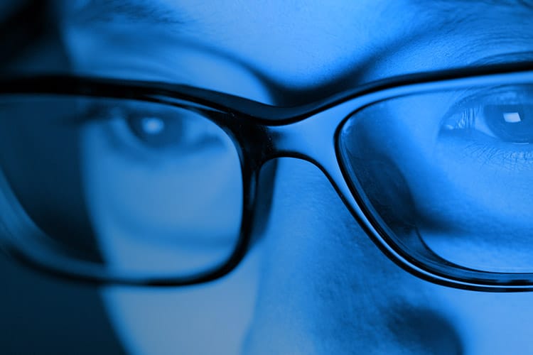 Pourquoi faut-il porter les lunettes de gaming contre la lumière bleue 